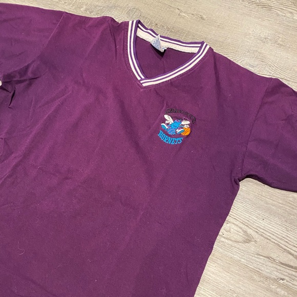 Vintage Charlotte Hornets American Team V-Neck T-Shirt Men’s Size Medium. - Picture 2 of 4